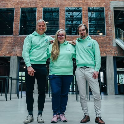 Commun kolmihenkinen tiimi. Kuvakaappaus, jossa tarjotaan äitiseuraa tuoreelle äidille.