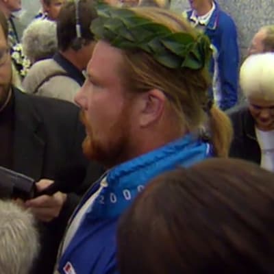 Kuulantyönnön olympiavoittaja Arsi Harju haastattelussa Helsinki-Vantaan lentokentällä Sydneyn olympialaisten jälkeen vuonna 2000.