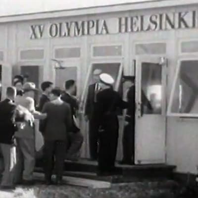 Matkustajat saapuvat Seutulan lentoasemalle (1952).