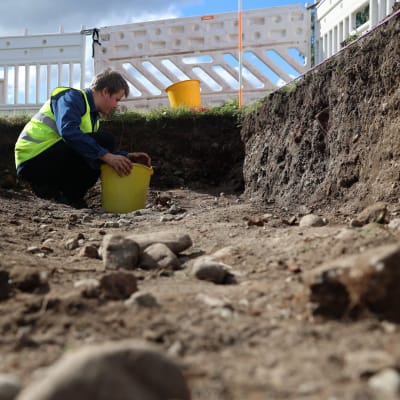argeologi tutkii kaivausta