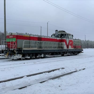 VR:n punavalkoinen veturi seisoo lumisella Niiralan asemalla.