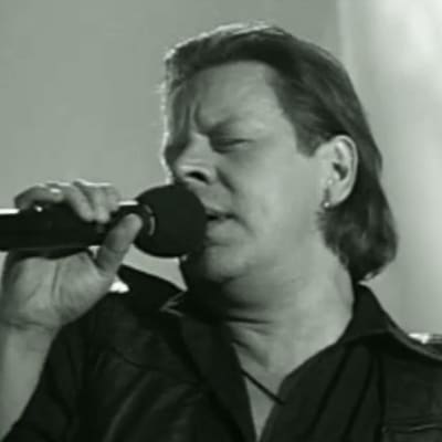 Laulaja Pate Mustajärvi esittää FIilaten ja höyläten -kappaleen.