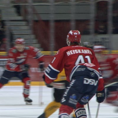 Ishockeyspelaren Miro Heiskanen på isen under match.