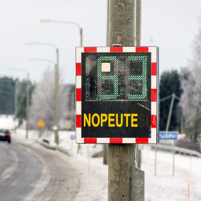 Tien varrella oleva nopeusnäyttö, jossa on vihreällä kilometrilukema 53.