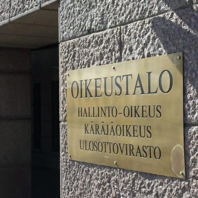 Hämeenlinnan oikeustalon sisäänkäynti, etualalla kyltti, jossa teksti oikeustalo, hallinto-oikeus, käräjäoikeus, ulosottovirasto.