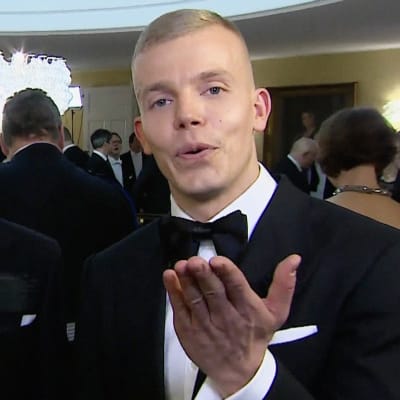 Mikko Kuusi seisoo vasemmalla ja katselee kun Elastinen lähettää lentosuukon tv-katsojille. 