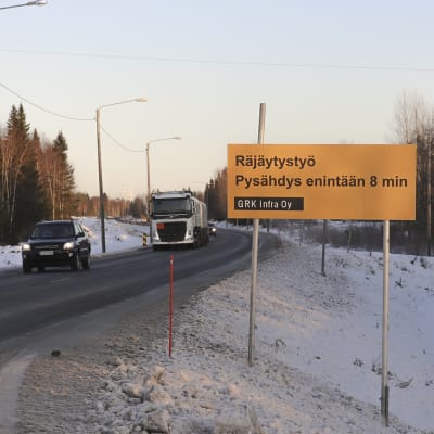 Rekka ja henkilöauto ajavat räjäytystyö alueella Maksniemessä Simossa nelostiellä.