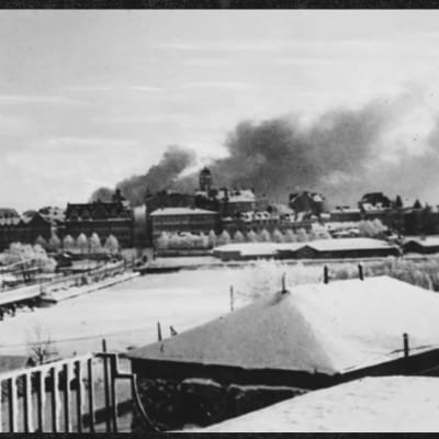 Savupatsaat nousevat Viipurin horisontista 3. helmikuuta 1940.