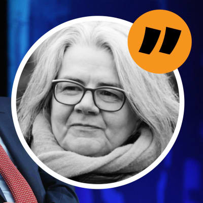 Rysslands president Vladimir Putin sitter i en stol med en mikrofon framför sig och tittar åt sidan. Ovanpå en bild på redaktör Kerstin Kronvall.
