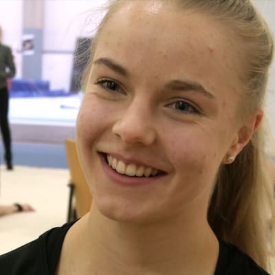 Rytmiska gymnasten Jouki Tikkanen tränar i gymnastikcentret i Tammerfors