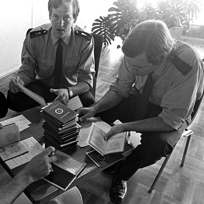 Poliisit tarkastavat DDR:n passeja (1970).