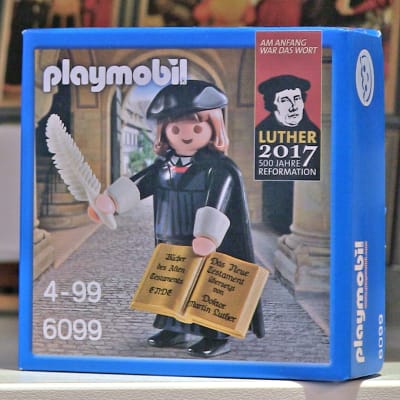 Ett paket med en plastfigur som föreställer Martin Luther.