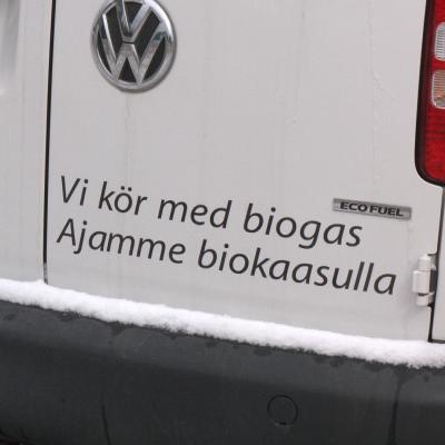 Pedersöre kommuns bil med texten: Vi kör på biogas.