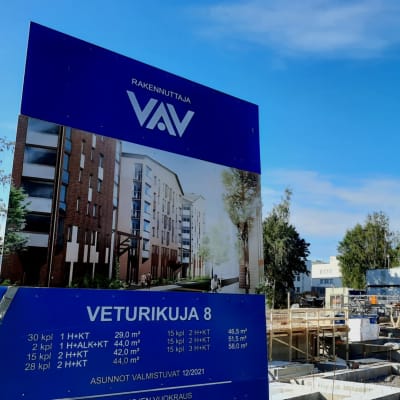 Byggarbetsplats med en stor lyftkran.
