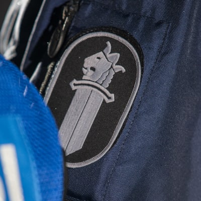Bild av ärmen på en polisuniform, med polisens vapen.