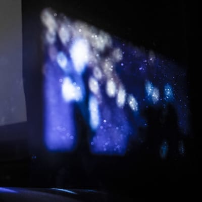 Oululaisen elokuvateatterin Starin projektori heijastaa