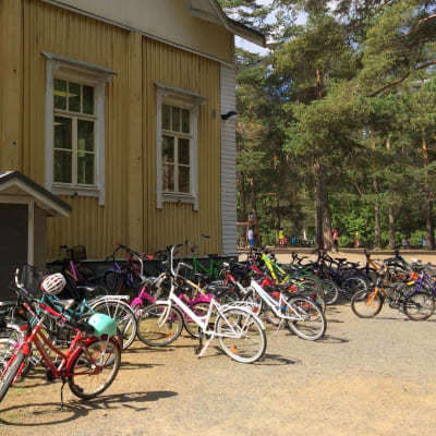 Rouhialan koulu pihassa polkupyöriä.
