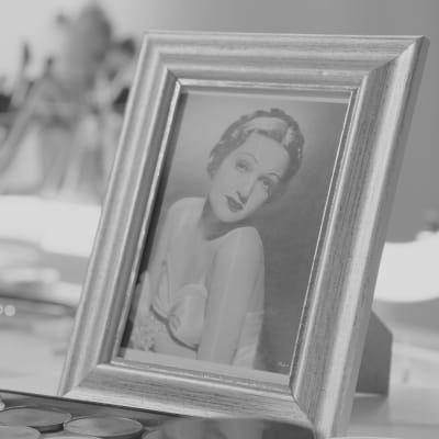 Ett inramat porträtt av Dorothy Lamour.
