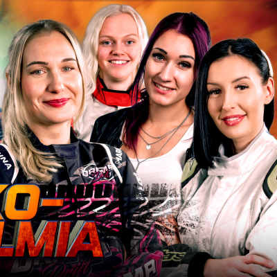 Teksti Varikkounelmia, päähenkilöt Elena, Noora, Milja ja Tiia katsomassa suoraan kameraan, kilpa-autoja.