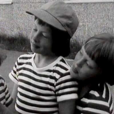 Kaupunkilaislapset leikkivät pihassa (1974).