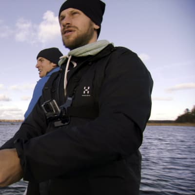 Erik och Filip Riska fiskar med kastspö