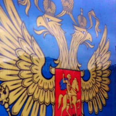Nyhetsgrafik med Vladimir Putin och det ryska vapnet. 