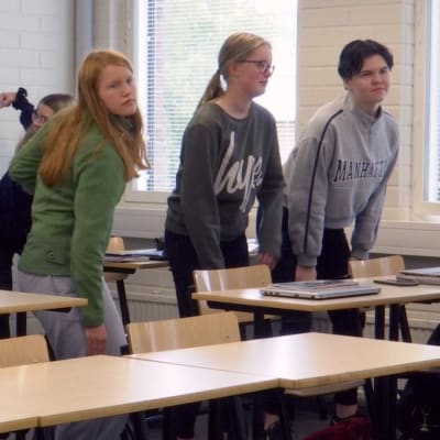Jenny Åkerlund, längst till höger, pausgymnastiserar tillsammans med sina studiekamrater i Kronoby gymnasium.