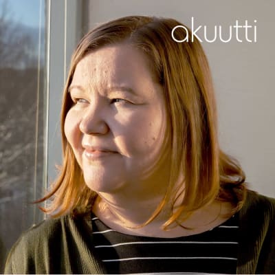 Mari Pulkkinen katsoo ikkunasta talviseen puistomaisemaan.