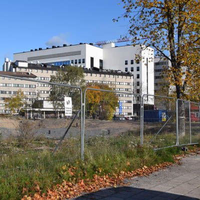 Mikron tontti Turun Kupittaalla, taustalla näkyy Tyksin rakennuksia.