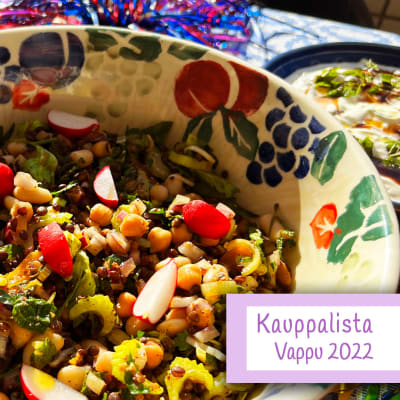 Kuvassa papusalaatti lautasella ja kyltti, jossa lukee "Kauppalista Vappu 2022"