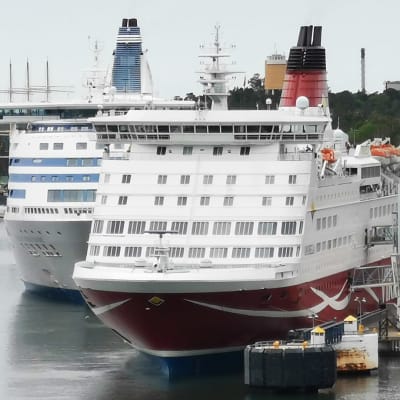 Mariehamns hamn. En Viking Lines-färja och en Tallink Silja färja ligger vid kajen.
