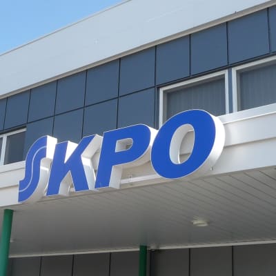 KPO satsar medvetet på att ha tvåspråkiga skyltar i sina butiker i Österbotten.