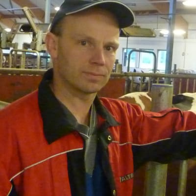 Kristian Westerholm på sin ladugård i Ingå
