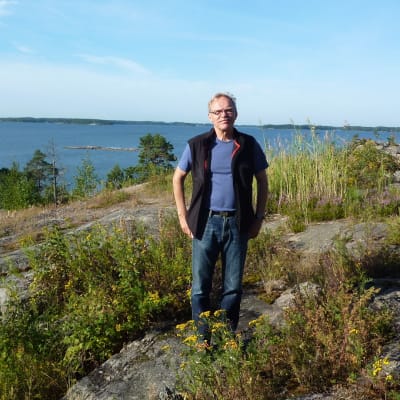 Föreningen Nylands friluftsområdens verksamhetsledare Henrik Sandström på Rävberget i Kopparnäs.