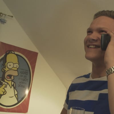 Oscar Holmström ringer och berättar åt sin flickvän om antagningsresultatet.