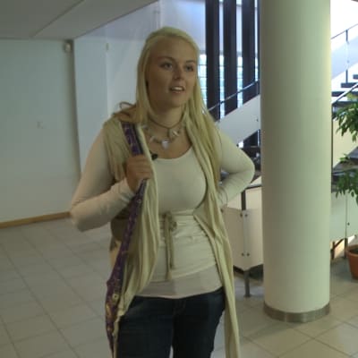 Irene Grönstrand anmäler sig till vuxengymnasiet.