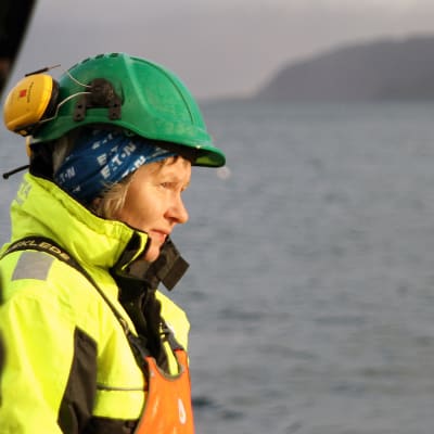 Ellinor Larsen på räktrålaren Marinas däck i Lyngenfjorden