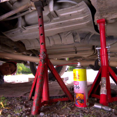 Under bilen