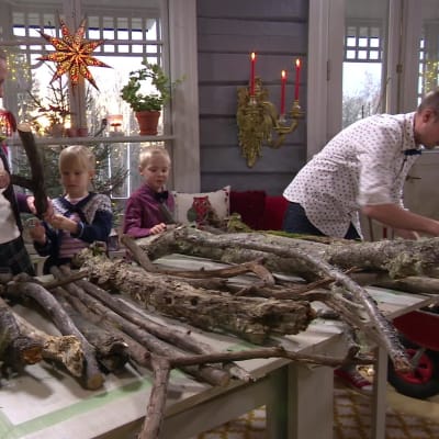 Kvistarna sorteras efter längd och storlek.