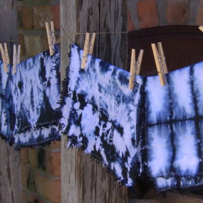 Camillas blå servetter färgade med shiboriteknik