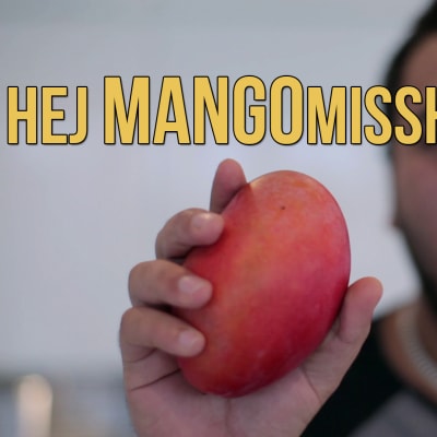 Emil håller i sin mango