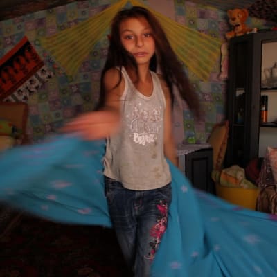Kymmenenvuotias kuuro romanityttö rakastaa bollywood-tanssia.