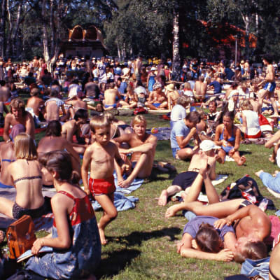 Jazzkansaa piknikillä helteisenä päivänä vuonna 1981