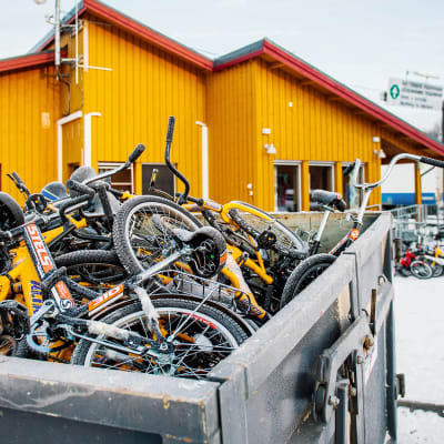 Turvapaikanhakijoiden käyttämiä polkupyöriä kerättynä roskalavalle lähellä Kirkkoniemeä Pohjois-Norjassa.