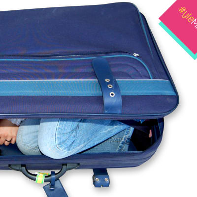 nukkuva nainen matkalaukussa