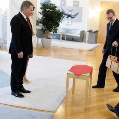 Tasavallan presidentti Sauli Niinistö ja puolisonsa Jenni Haukio vastaanottavat perinteiset joulutervehdykset presidentin virka-asunnolla Mäntyniemessä Helsingissä.