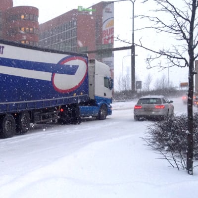 Trafikkaos 12.1.2016. En långtradare har fastnat mitt på vägen till Västerleden.