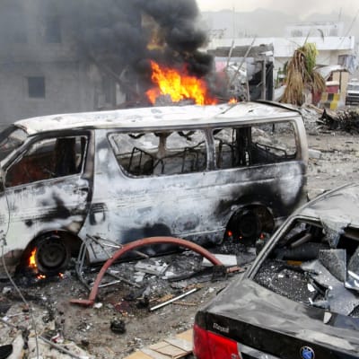 Pommi-iskun aiheuttamaa tuhoa Jemenin Adenissa.