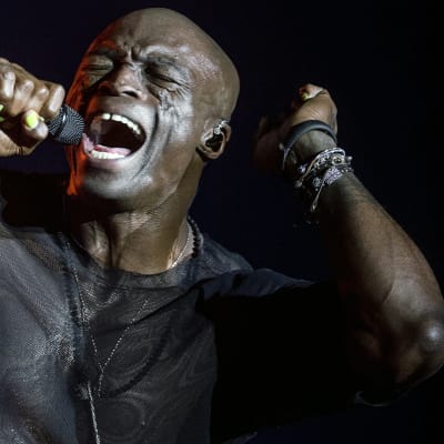 Seal esiintyy Puolassa.