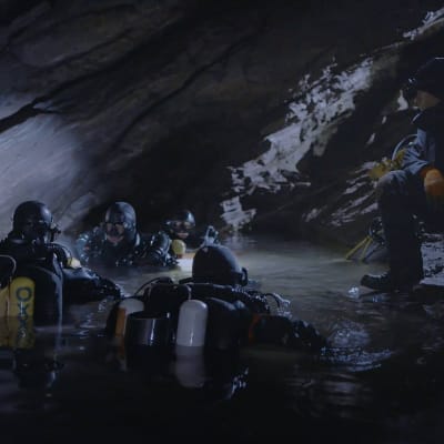 sukeltajia luolassa elokuvan kuvauksissa